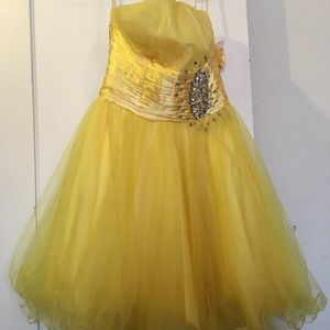 Short yellow gown dress